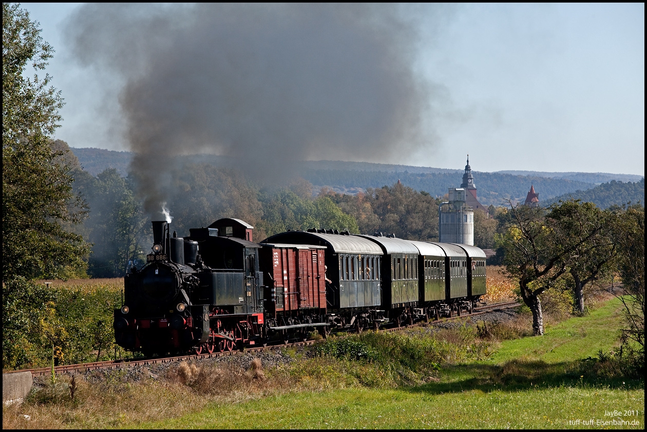 Die Türme im Hintergrund gehören zu Ostheim. Der Zug nimmt die Steigung Richtung Nordheim mit viel Getöse (Mitfahrt empfehlenswert!)